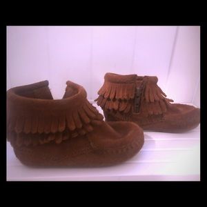 Leather Minnetonka moccasins toddler size 6